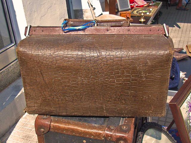 Bestand:Arztkoffer-Flohmarkt-01.jpg