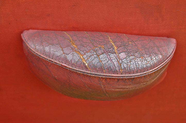 Bestand:Auto-Armlehne-Oxidation-002.jpg