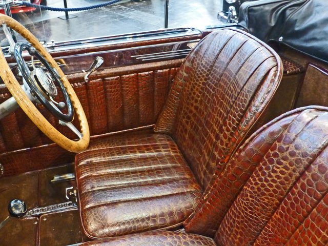 Bestand:Auto-Krokodilleder-geprägt-04.jpg