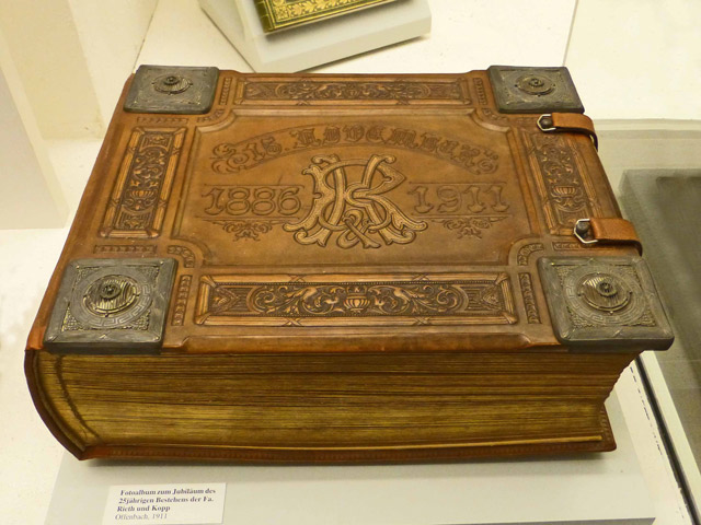 Bestand:Bücher-03-Ledermuseum-Offen.jpg