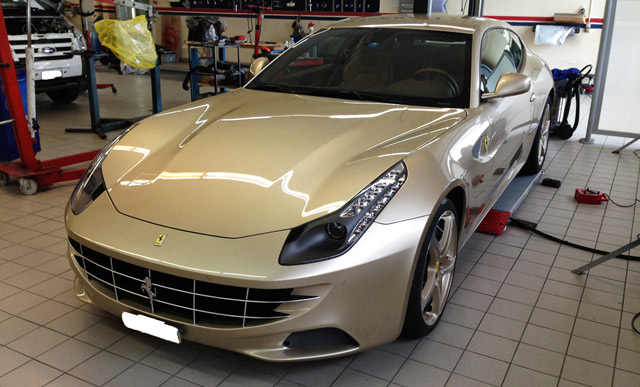 Bestand:Ferrari-FF-Semianilin-01.jpg