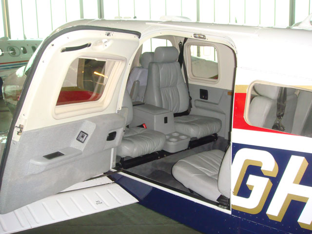 Bestand:Flugzeug-Leder-01.jpg