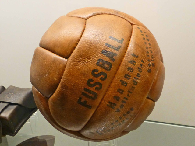 Bestand:Fussball-01-Ledermuseum-Offenbach.jpg