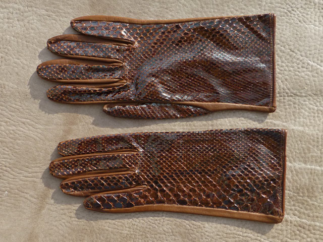 Bestand:Handschuh-Schlangenleder-03.jpg