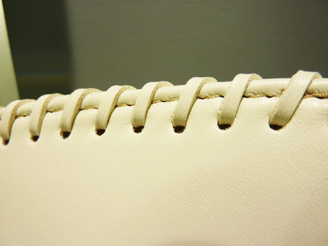 Bestand:Handtasche-Lochung-Flechtun.jpg