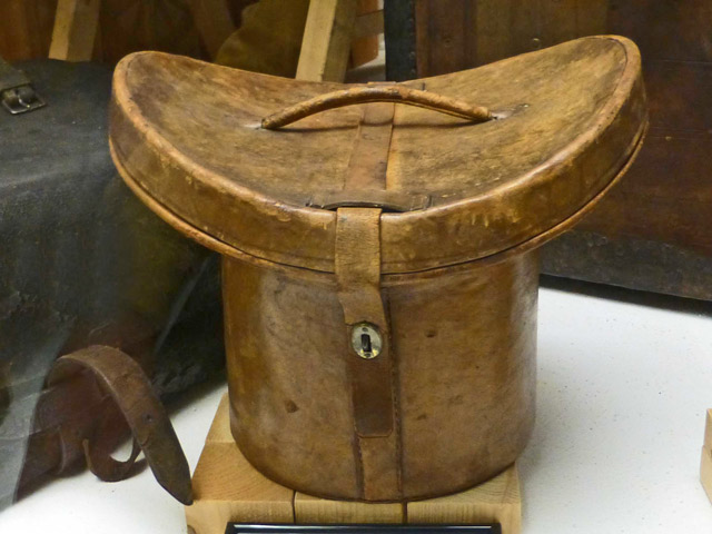 Bestand:Hutschachtel-Zylinder-01-Ledermuseum-Offenbach.jpg