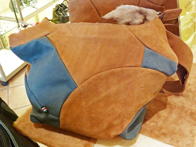 Bestand:Kamelledertasche-002.jpg