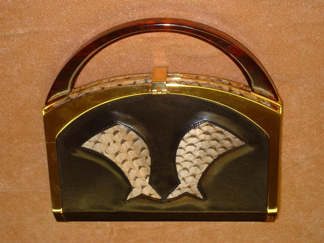 Bestand:Karpfenleder-Handtasche-Ledermanufaktur-01.jpg
