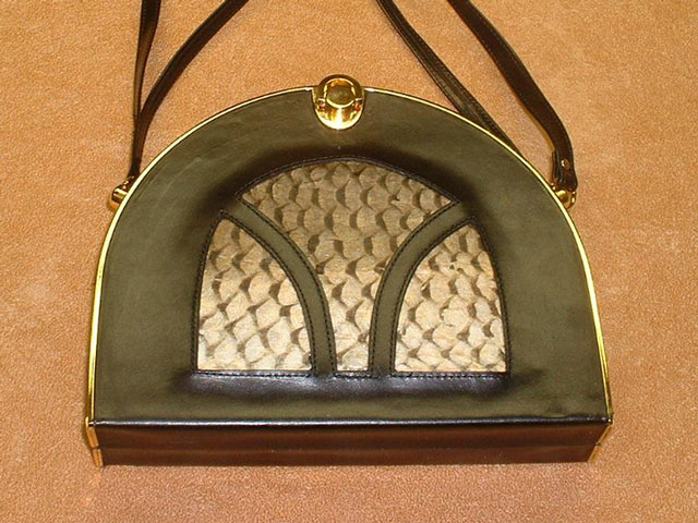 Bestand:Karpfenleder-Handtasche-Ledermanufaktur-03.jpg