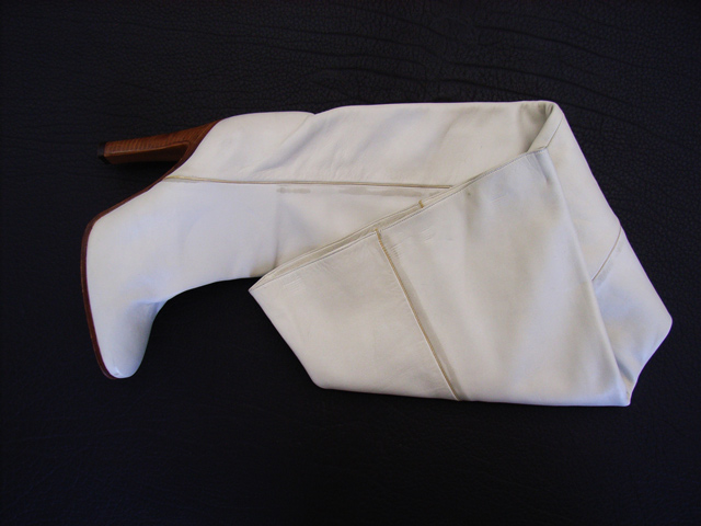 Bestand:Kleberdurchschlag-Stiefel-0.jpg
