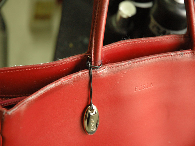 Bestand:Kleberdurchschlag-Tasche-1.jpg