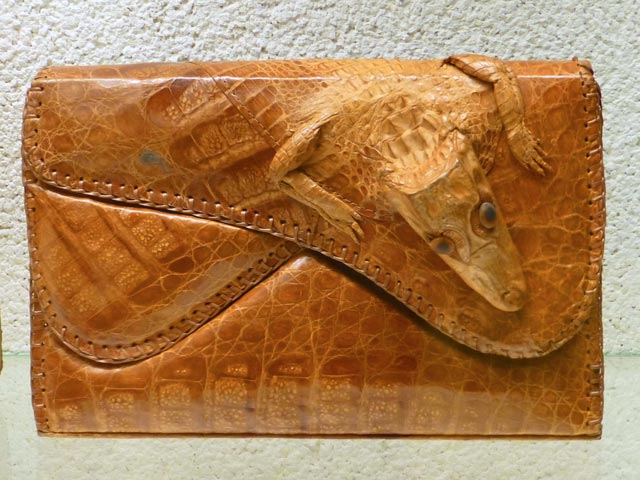 Bestand:Krokodil-02-Tasche---Ledermuseum-Offenbach.jpg