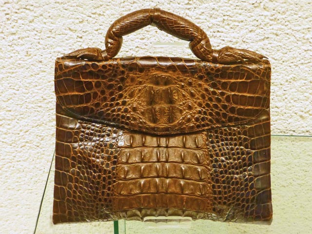 Bestand:Krokodil-03-Tasche---Ledermuseum-Offenbach.jpg