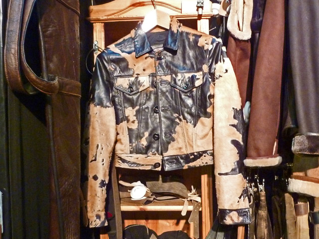 Bestand:Kuhfell-Jacke-01.jpg