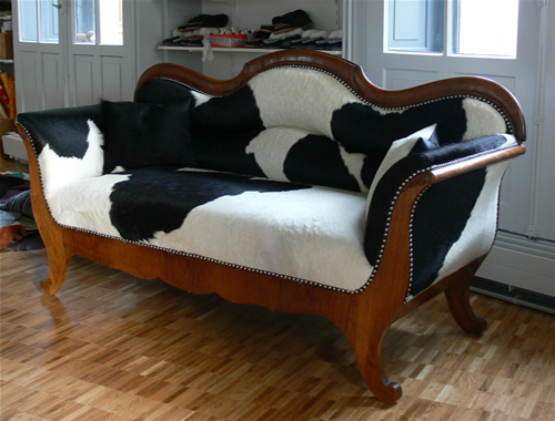 Bestand:Kuhfell-Sofa-001.jpg