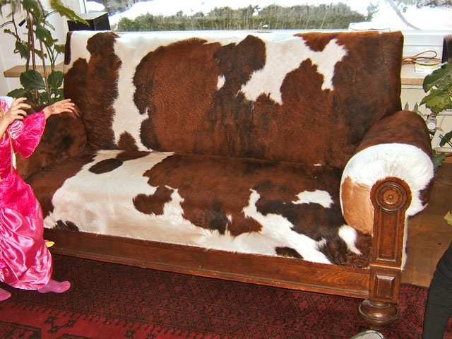 Bestand:Kuhfell-Sofa-01.jpg