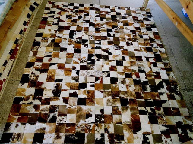 Bestand:Kuhfell-Teppich-01.jpg