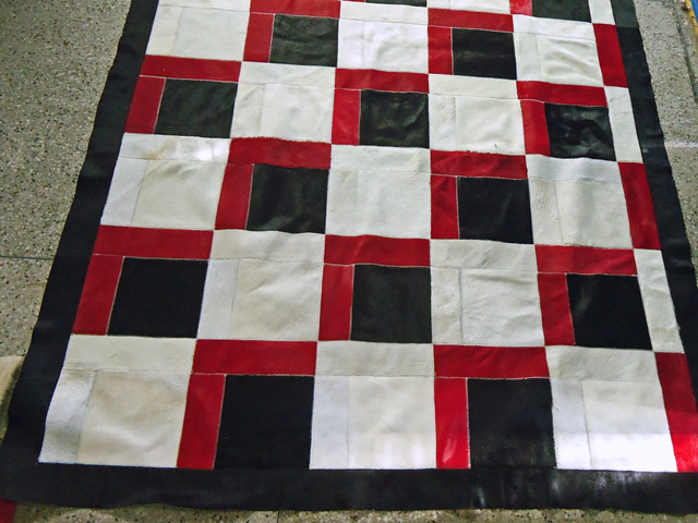 Bestand:Kuhfell-Teppich-02.jpg