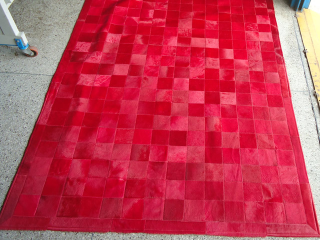 Bestand:Kuhfell-Teppich-03.jpg