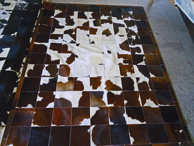 Bestand:Kuhfell-Teppich-05.jpg