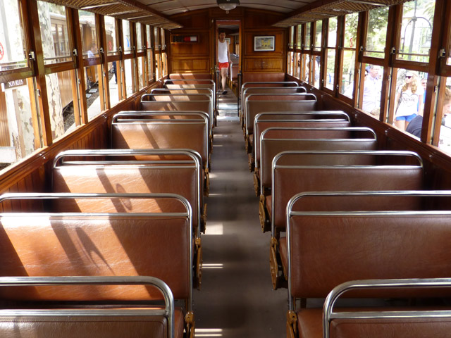 Bestand:Kunstleder-Bahn-03.jpg