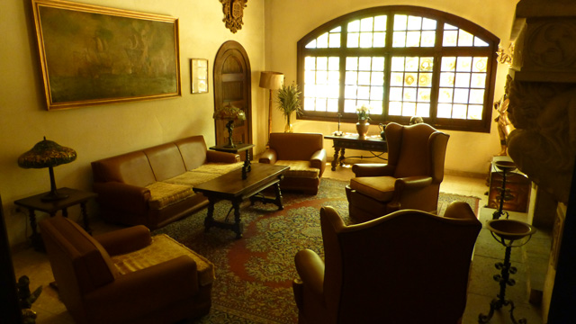 Bestand:Kunstleder-Garnitur-Schloss-01.jpg
