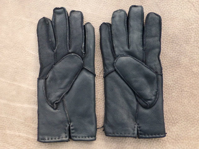 Bestand:Lammfellhandschuh-01.jpg