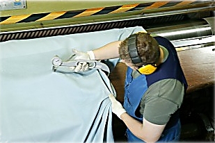 Bestand:Leder-spalten-messen-01.jpg