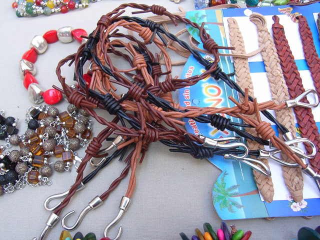 Bestand:Lederarmband-Stacheldraht.jpg