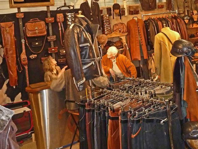 Bestand:Lederbekleidung-Shop-01.jpg