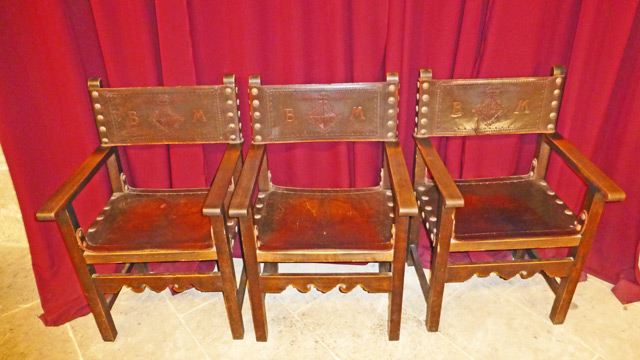 Bestand:Lederstühle-Antik-01.jpg