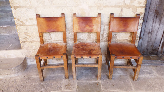 Bestand:Lederstühle-Antik-02.jpg