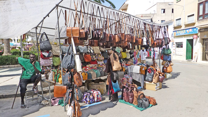 Bestand:Ledertaschen-Afrika-02.jpg