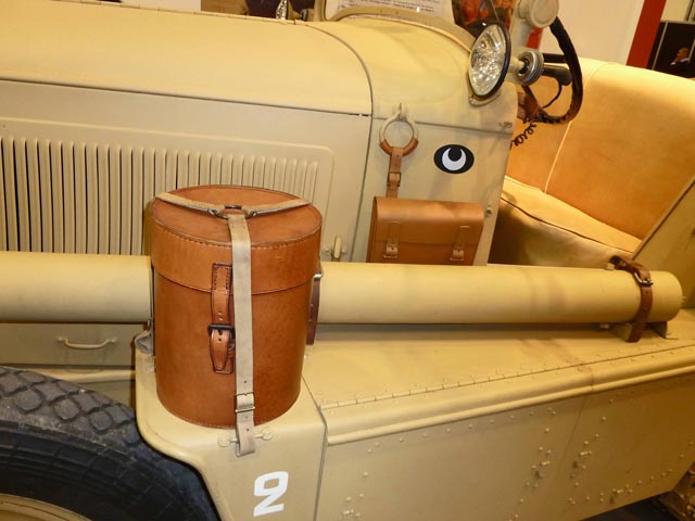 Bestand:Ledertaschen-Auto-01.jpg