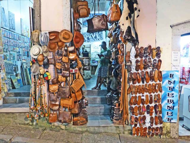 Bestand:Lederwaren-Salvador-da-Bahia.jpg