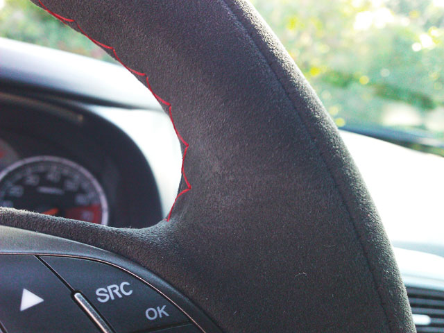 Bestand:Lenkrad-Alcantara-01.jpg