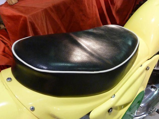 Bestand:Motorrad-Kunstleder-03.jpg