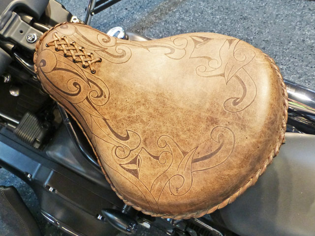 Bestand:Motorradsattel-bemalt-Flechtung-01.jpg