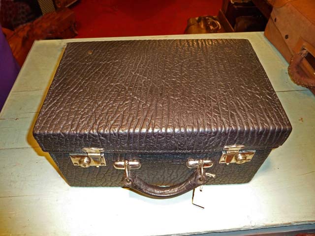 Bestand:Nilpferd-Koffer-01.jpg