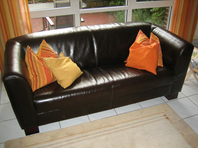 Bestand:PU-Leder-Sofa-02.jpg