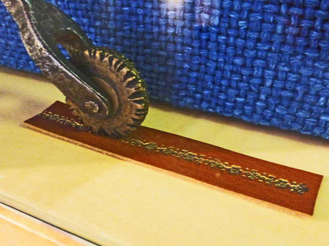 Bestand:Prägerad-Goldprägung-01-Ledermuseum-Offenbach.jpg