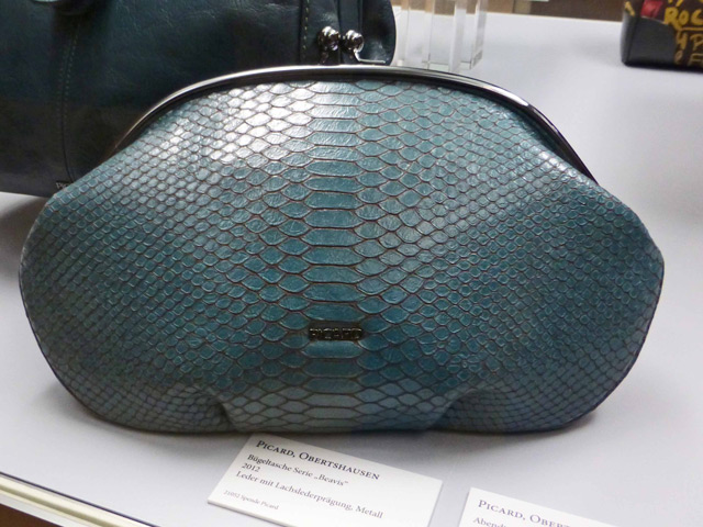 Bestand:Prägung-Lachsleder-Python-01-Ledermuseum-Offenbach.jpg