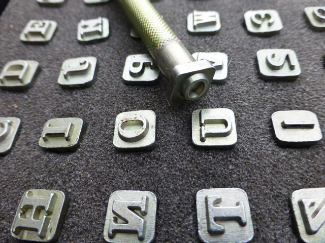 Bestand:Punzieren-Buchstaben-01.jpg