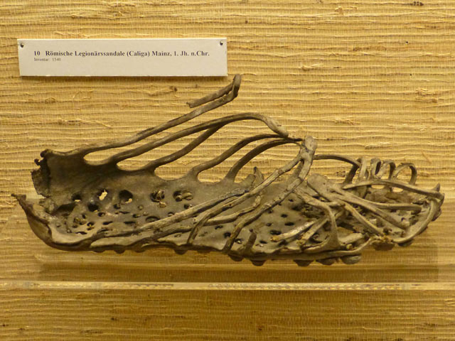 Bestand:Römische-Legionärssandale-1-Jh-n-Chr.jpg