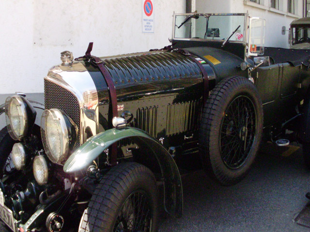 Bestand:Riemen-Motorhaube-Bentley.jpg