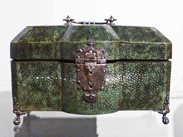 Bestand:Rochenleder-04-Ledermuseum-Offenbach.jpg