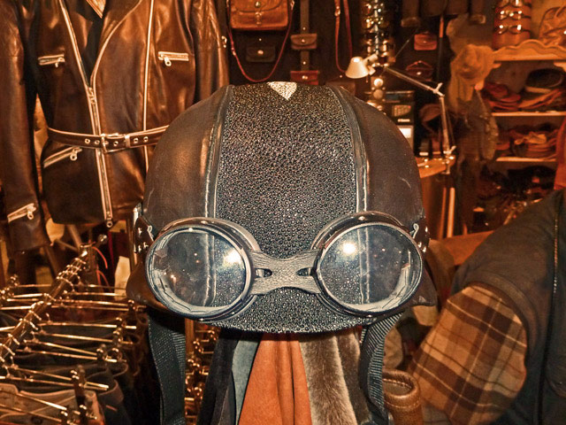 Bestand:Rochenleder-Helm-02.jpg