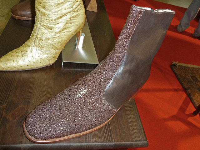 Bestand:Rochenleder-Stiefel-01.jpg