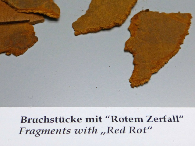 Bestand:Roter-Zerfall-01-Ledermuseum-Offenbach.jpg