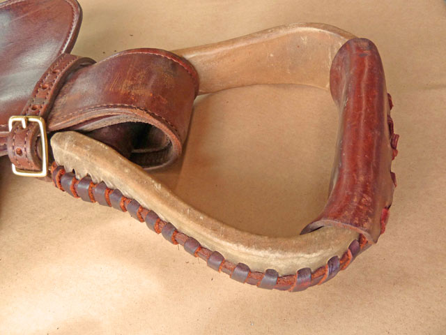 Bestand:Sattel-Steigbuegel-Pergamen.jpg